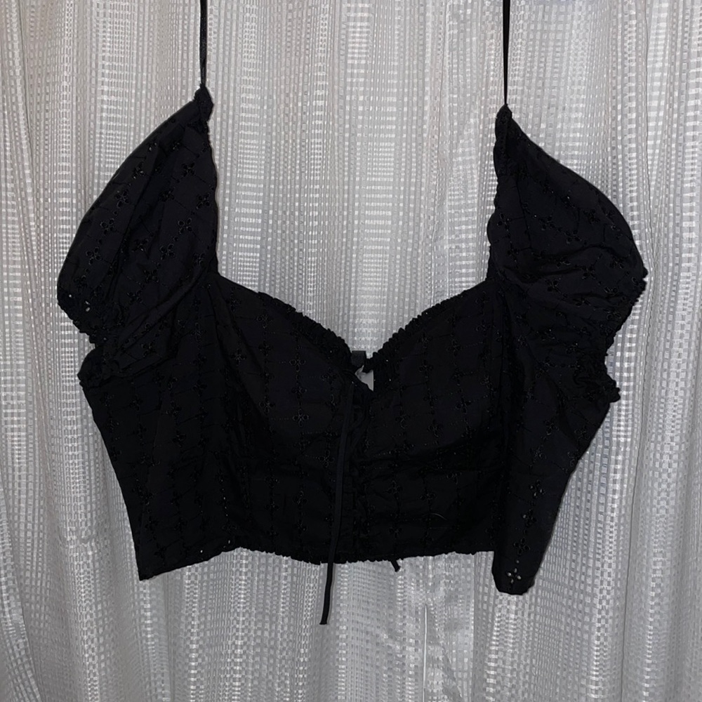 H&M Black cropped blouse with puffy sleeves and floral design